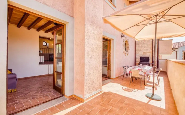 Bright Apt With Terrace and Shared Pool