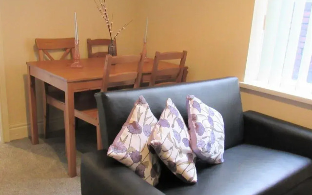 Spacious Apartment Heaton