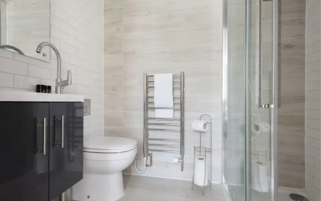 The Navy Court - Scandinavian Inspired 4BDR Central Home