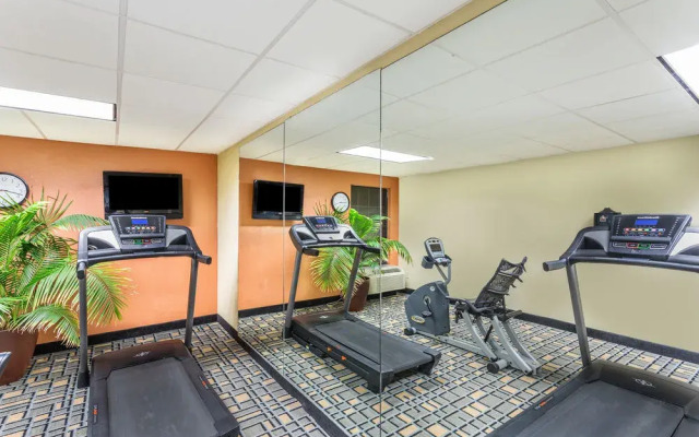 Days Inn & Suites South Boston