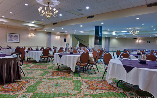 Holiday Inn & Suites Windsor Ambassador Bridge by IHG