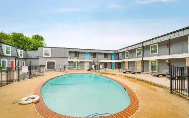 Stylish 1BR Near UT Mueller Evonify