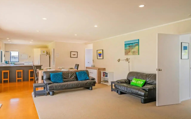 The Bungalow at Matarangi - Matarangi Holiday Home