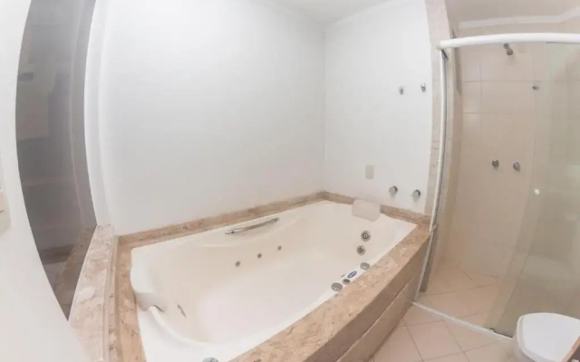 Apartamento 3 Suítes em Meia Praia