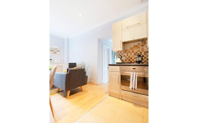 Modern 2 BR Flat in Bedford Park