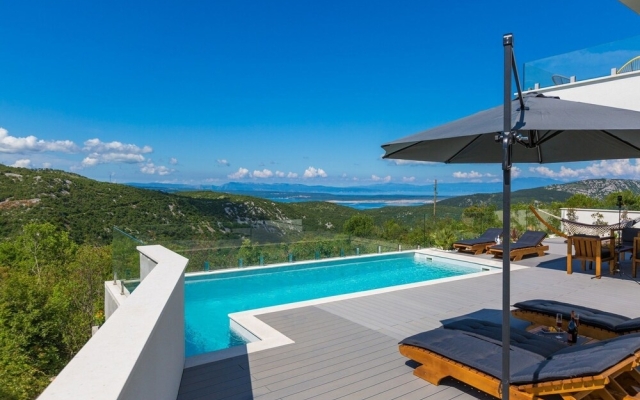 Luxurious Holiday Home in Grizane With Swimming Pool