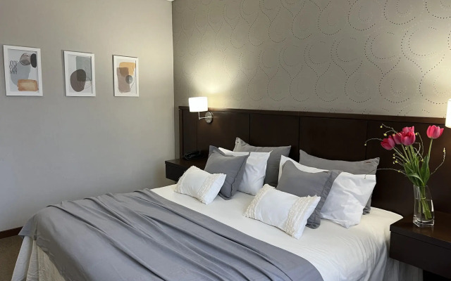 Ian Hotel