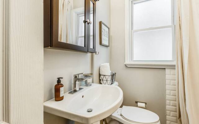 Great 6 Bedroom Peaceful Family Retreat in the University District