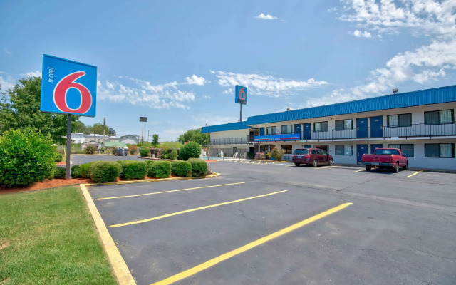 Motel 6 Russellville, AR