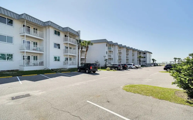 Beachfront Abode w/ Pool Access in Gulf Shores!