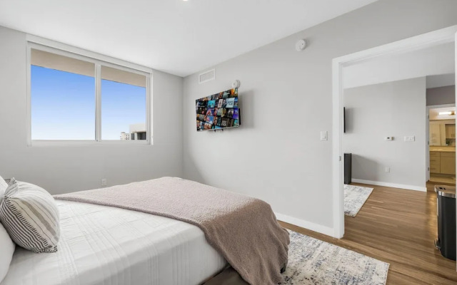 Stylish City-View Condo Pool Access