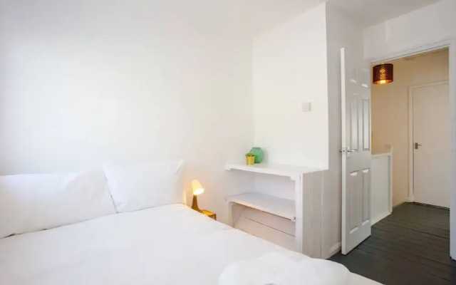 Cosy 4 Bedroom Apartment In Great Location