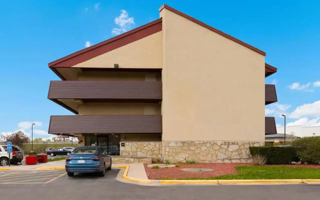 Super 8 by Wyndham Deerfield/Northbrook