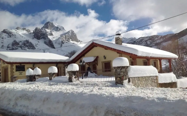 Rustic, 3-bedroom House in Villamanín With a Furnished Terrace, Garden