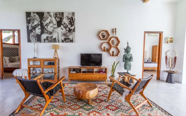 Villa Maje by Alfred in Bali - Tropical 3BD Villa w Pool Near Batu Belig Beach – Guest Rooms – Kerobokan Kelod