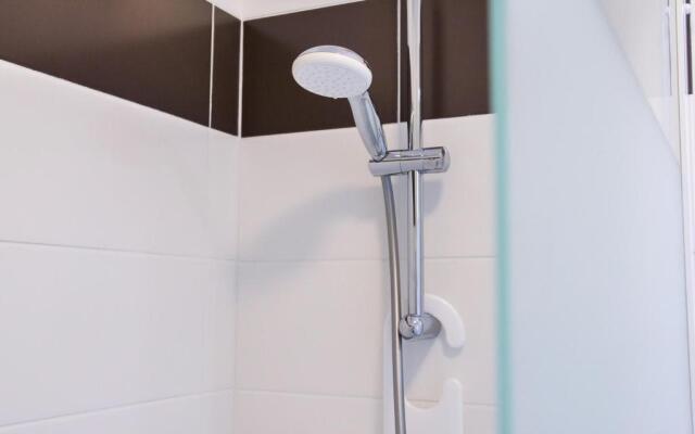 Maison neuve lumineuse avec jardin, parking privé