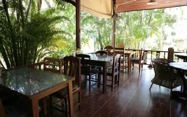 Jungle Hut Bungalow & Hotel