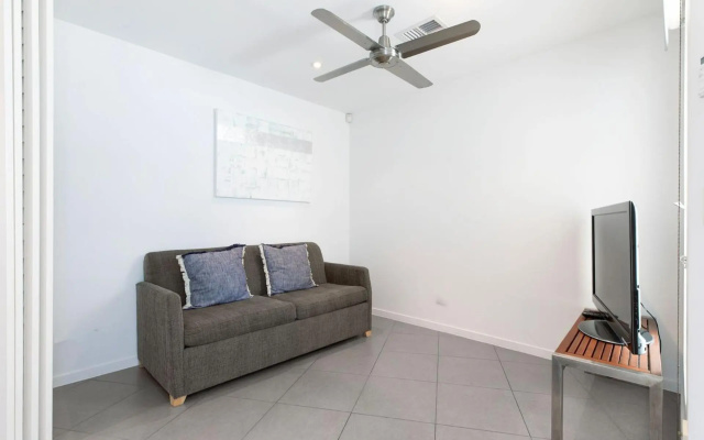 Lovely 3 bed apartment all on one level lift pool air con good ocean views – Guest Rooms – Sunshine Beach