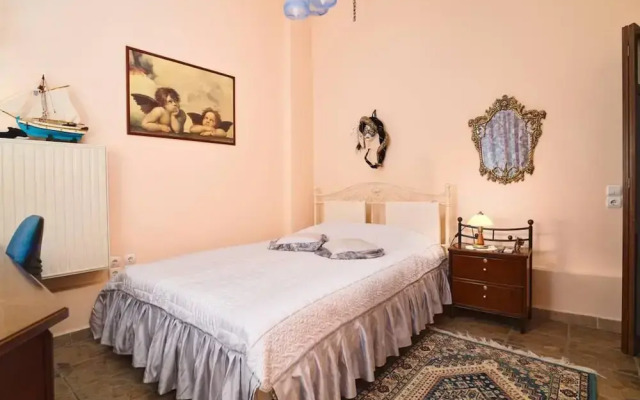 Spacious Central Apartment w h Free Parking Spaces