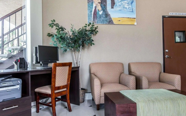 Econo Lodge Inn & Suites Fallbrook Downtown