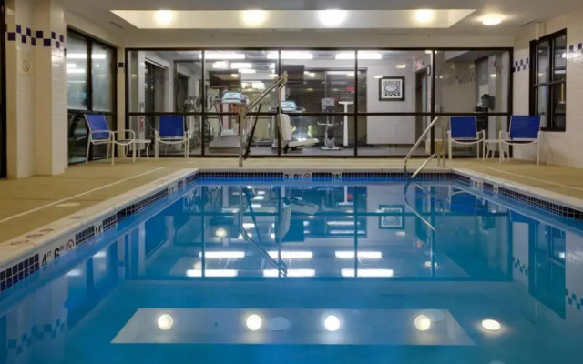 Holiday Inn Express And Suites Meadowlands Area