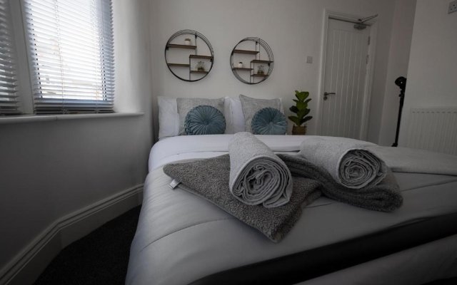 Abingdon House 4 Bedrooms Workstays UK