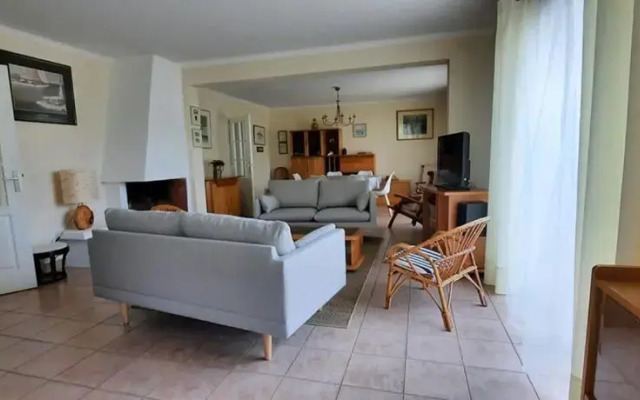 Sumptuous Holiday House Near The Beaches