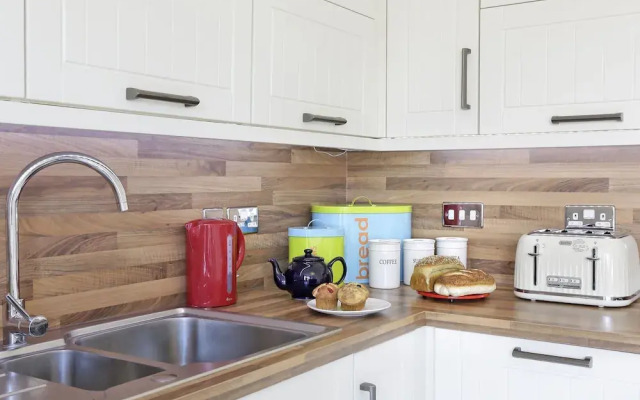 Modernly Furnished Holiday Home With Balcony, Near Felixstowe Beach