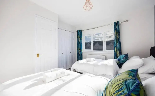 Remarkable 2- Bed House in Barking Essex