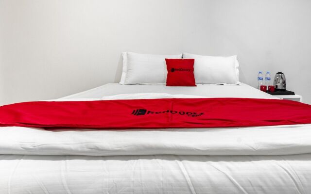 RedDoorz Plus @ Gunungsari Surabaya