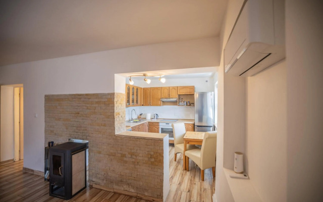 Celý dům s vybavenou kuchyní, koupelna s vířivkou