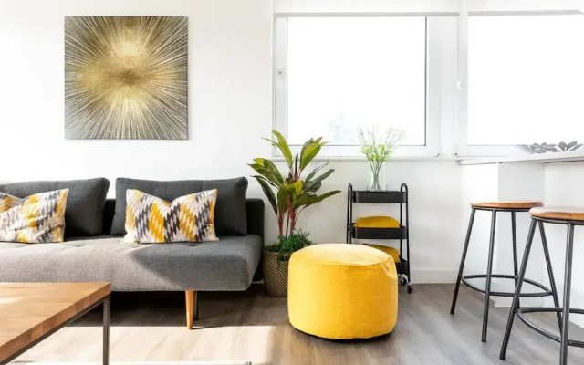 Bright London Bridge Apartment
