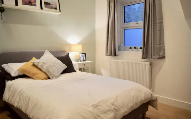 Modern 3 Bedroom Garden Flat in Tooting