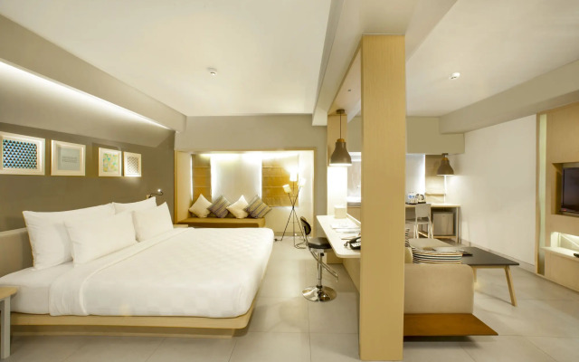 Отель Sevn Legian