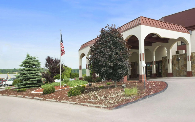 Ramada by Wyndham Pittsburgh/New Stanton