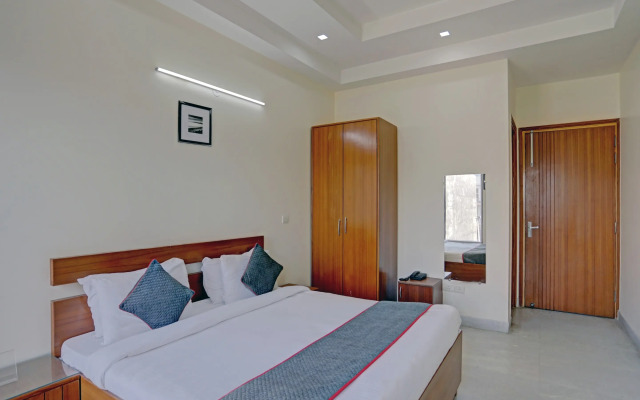 OYO Townhouse 79643 Oyo Townhouse Hotel Merriment Near ISKCON Temple Noida