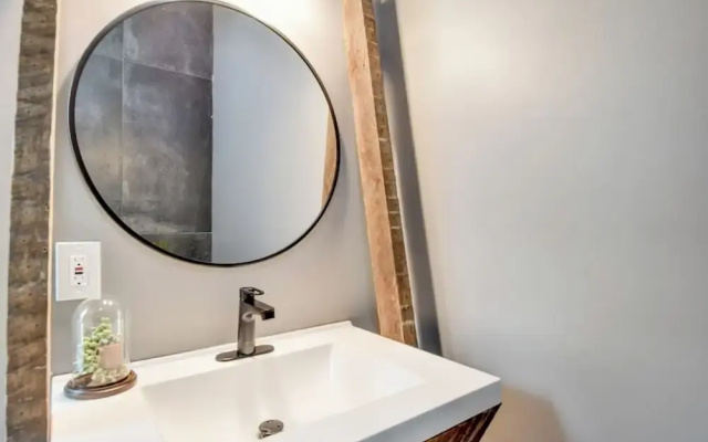 Large Milwaukee Home 4BR Fast Wifi