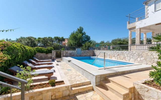 Apartment Lucija  - apartment with Pool: A1 Rogac, Island Solta