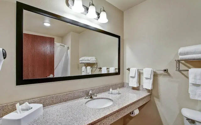 Castle Rock Inn & Suites