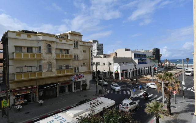 Authentic New Apt Near The Beach Allenby