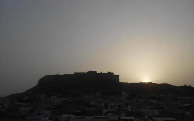 Dylan Cafe And Guest House