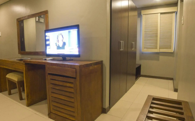 OYO 103 Artina Suites Hotel