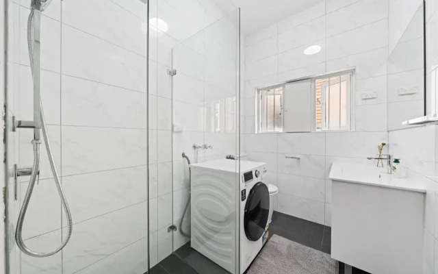 Burwood Lovely 2-bedroom Unit with Free parking