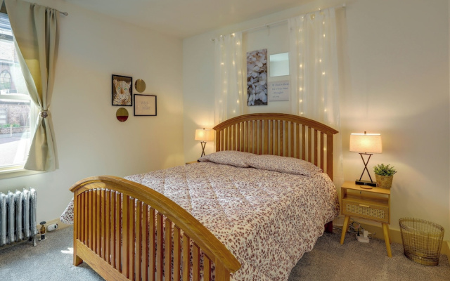 Walk to Restaurants & Shops: Apt in Pennsylvania!