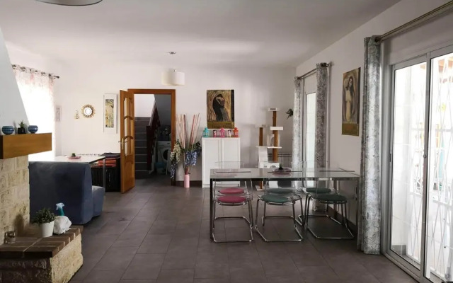 Villa con gran piscina en zona residencial