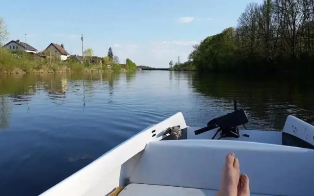 Geräumiger Wohnwagen unter Bäumen neben Mur-Stausee