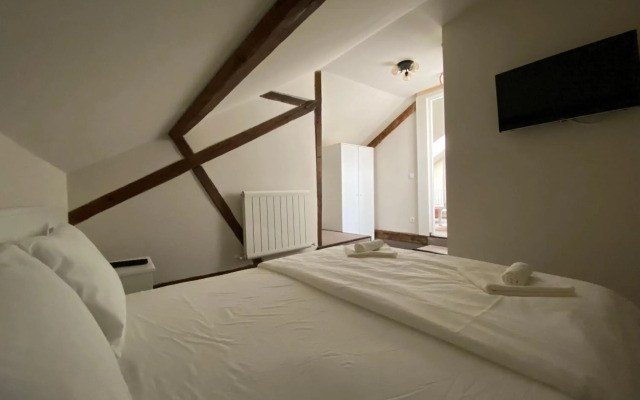 Theater Guesthouse with Parking