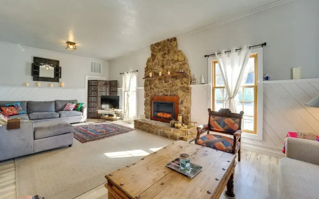 'dolorable' Home w/ Yard - Walk to River!