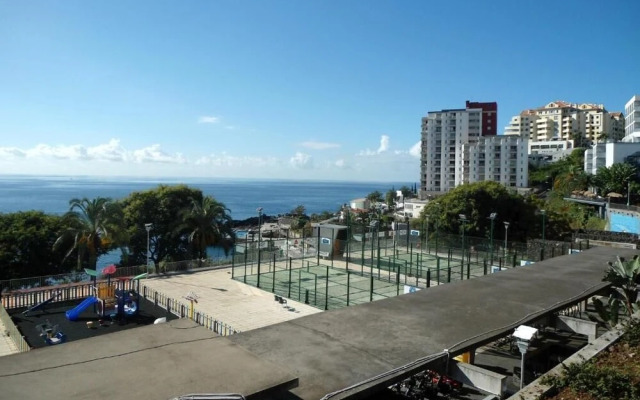 Sunny Apartment with pool by the sea