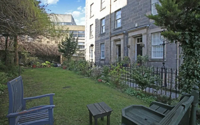 3 Bedroom Flat In Edinburgh City Centre